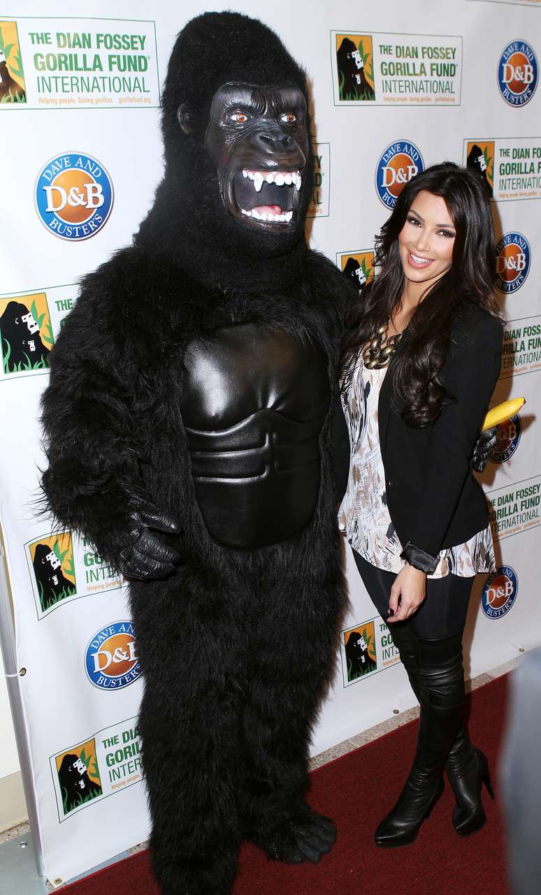 <p>Kim Kardashian participou de um evento para arrecadar fundos à iniciativa Dian Fossey Gorilla Fund International com outras celebridades em 2010</p>