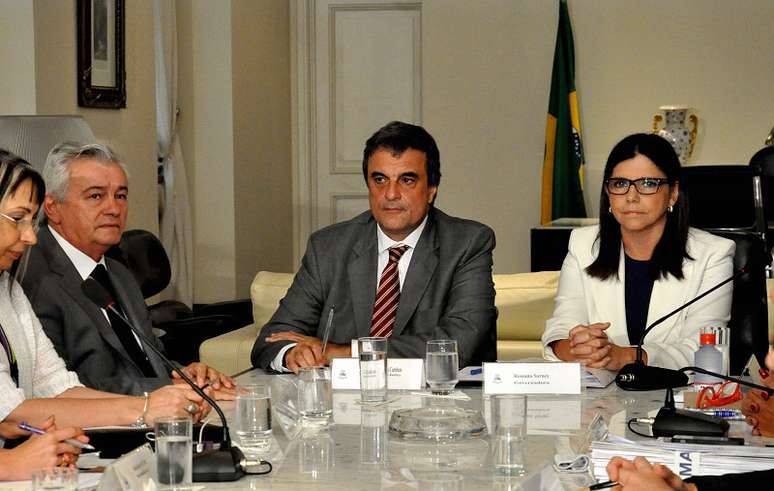 <p>Arnaldo Melo (esq.) discute plano emergencial para segurança pública com Roseana Sarney (foto de arquivo)</p>