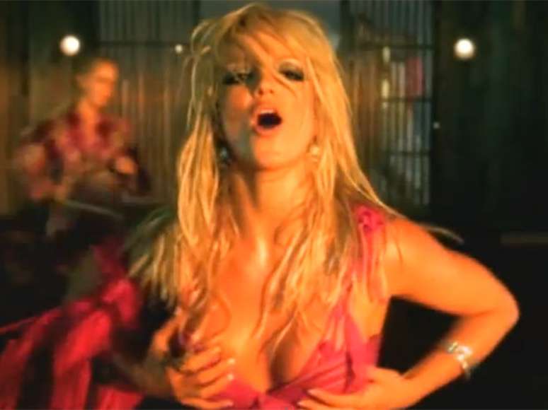 Britney Spears  Work B**ich A estrela pop poderia ganhar um especial somente com seus vídeos, dado o volume de clipes de extrema sensualidade que tem no currículo. Toxic, Me Against You (no qual contracena com Madonna), Work B**ch,... Até os vídeos do início de carreira, em que, a "santinha", aos 17 anos de idade, aparecia usando curtíssimas roupinhas de colegial, poderiam se destacar. Como era necessário apontar um só, escolhemos 'I´m a Slave for You'. É nele que Britney aparece mais suada - e, de top, apalpando os seios e se inserindo em uma verdadeira orgia em um lugar extremamente quente, ainda usa a calcinha por cima da calça