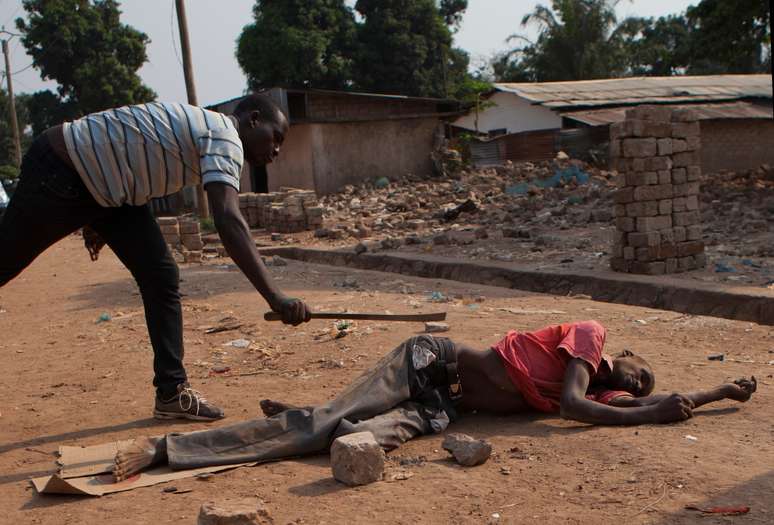 Foto de 31 de dezembro mostra membro de legião de um bairro de Bangui agredir corpo de homem muçulmano