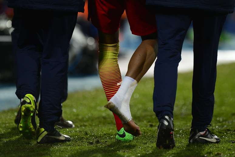 <p>Pai de Neymar estava em campo, viu a lesão, mas foi tranquilizado por médicos do Barcelona</p>
