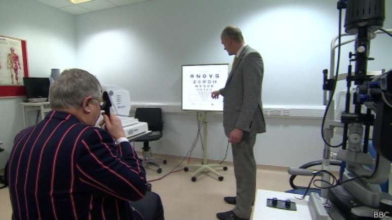 O paciente Jonathan Waytt tem uma condi&ccedil;&atilde;o gen&eacute;tica conhecida como choroideremia, que resulta na morte gradual das c&eacute;lulas que detectam luz localizadas no fundo do olho