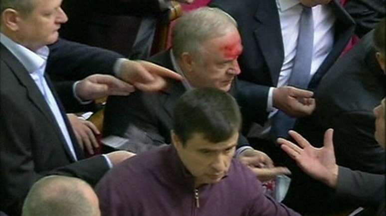 Um deputado ficou com o nariz sangrando depois de levar um soco no rosto de outro parlamentar