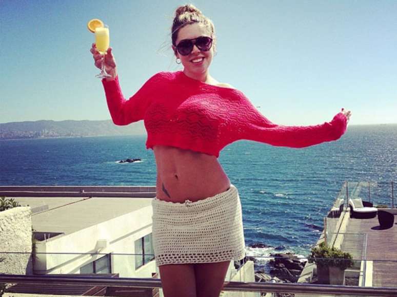 <p>Mulher de Valdivia, Daniela Aranguiz utiliza as redes sociais para postar fotos do casal e dos filhos. Por&eacute;m, as fotos que vem chamando mais aten&ccedil;&atilde;o s&atilde;o as mais ousadas. A chilena costuma fazer caras e bocas, al&eacute;m de abusar dos decotes e dos biqu&iacute;nis nas imagens</p>