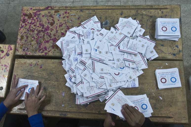 Funcionários eleitorais contam os votos do referendo constitucional (foto de 15 de janeiro)