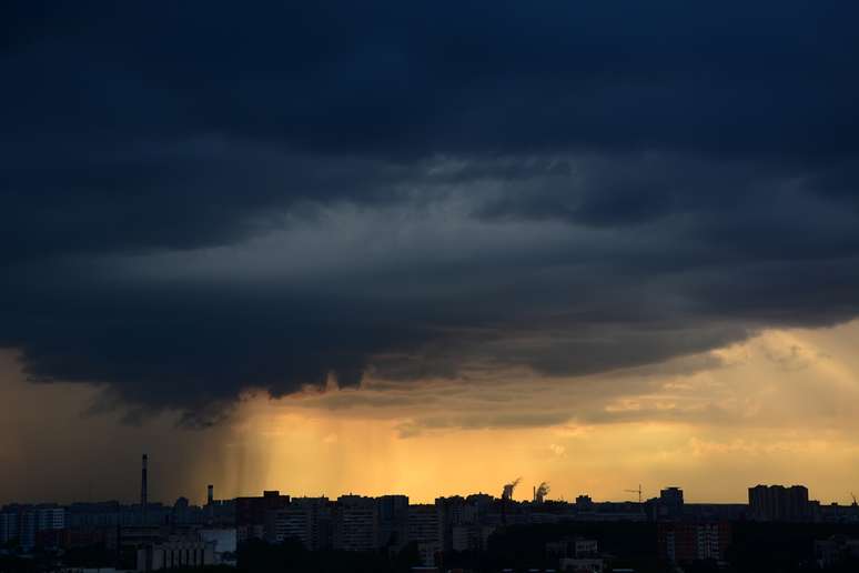 O tão esperado verão chega na inconveniente companhia dos fortes ventos e das grandes pancadas de chuva, que muitas vezes provocam quedas de energia capazes  de danificar aparelhos elétricos e até causar incêndios. Saiba como se prevenir contra os danos da temporada de blackouts