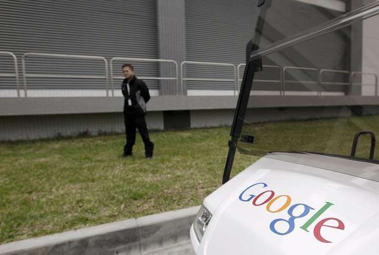 Segurança faz ronda durante visita da mídia ao centro de dados do Google em Changhua, no centro de Taiwan, 11 de dezembro de 2013. O Google disse na quinta-feira que está testando um novo método para que diabéticos monitorem seus níveis de açúcar no sangue usando uma lente de contato equipada com microchips e uma antena. 11/12/2013