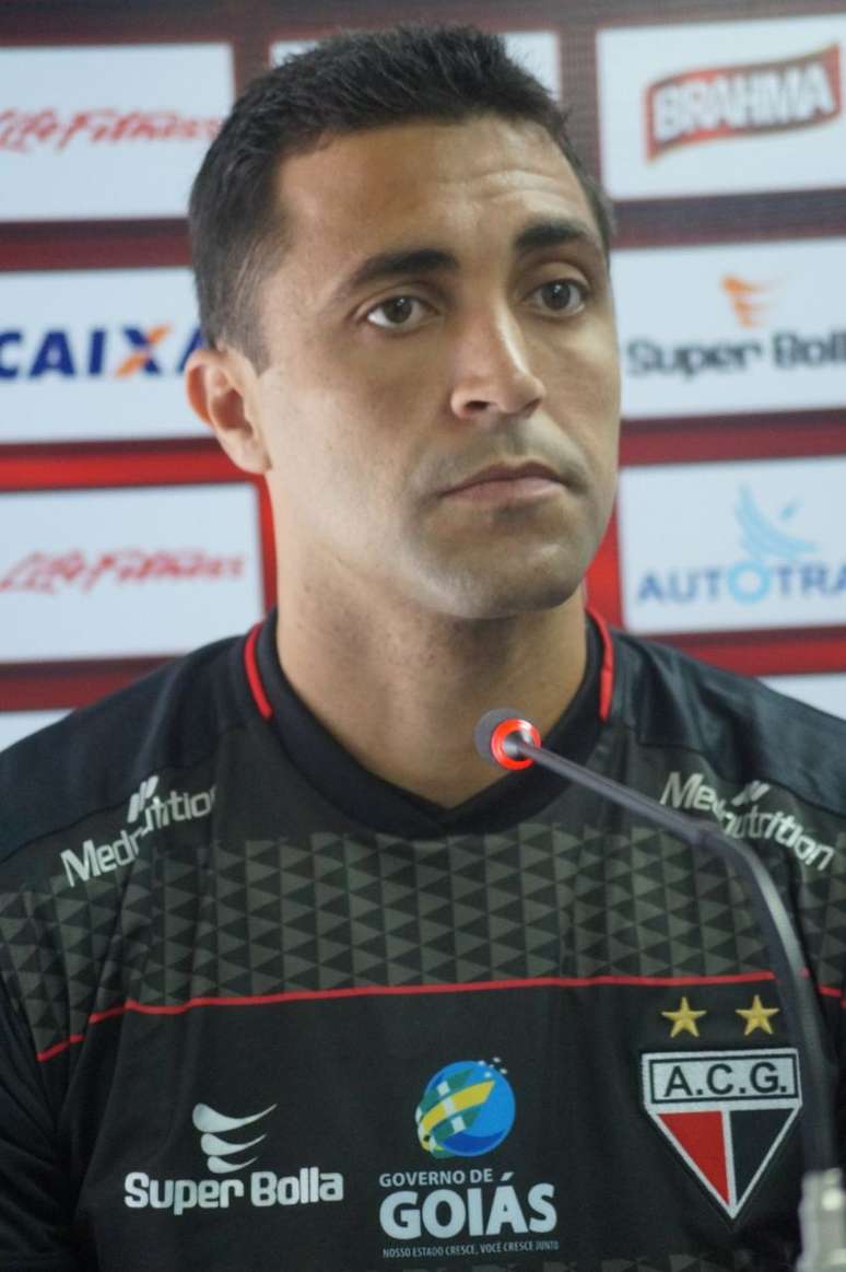 Lino será titular na estreia contra a Aparecidense