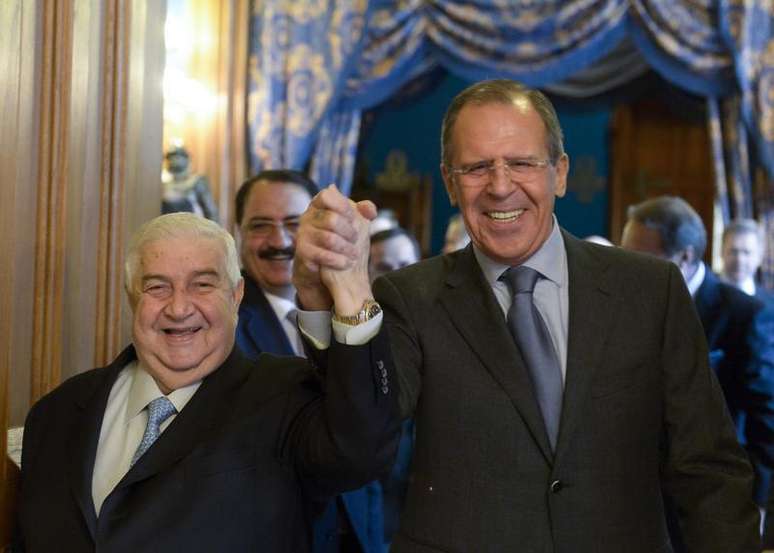 Ministro das Relações Exteriores da Síria, Walid al-Moualem, e chanceler russo, Sergei Lavrov, ao chegar para negociações em Moscou. Moualem disse nesta sexta-feira que entregou à Rússia um plano para o estabelecimento de um cessar-fogo na maior cidade da Síria, Aleppo, e que está pronto para uma possível troca de prisioneiros com as forças rebeldes. 17/01/2014.