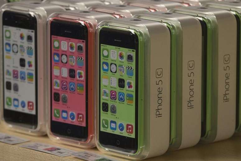 <p>Celulares Apple iPhone 5c em uma loja da Apple na Fifth Avenue em Manhattan, Nova York</p>