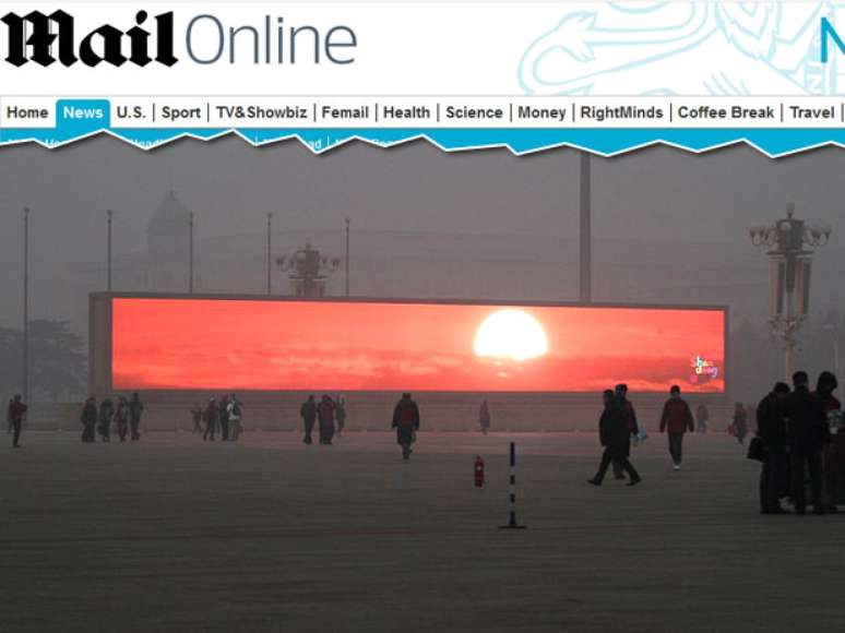 Telas gigantes com imagens do sol na Praça da Paz Celestial 