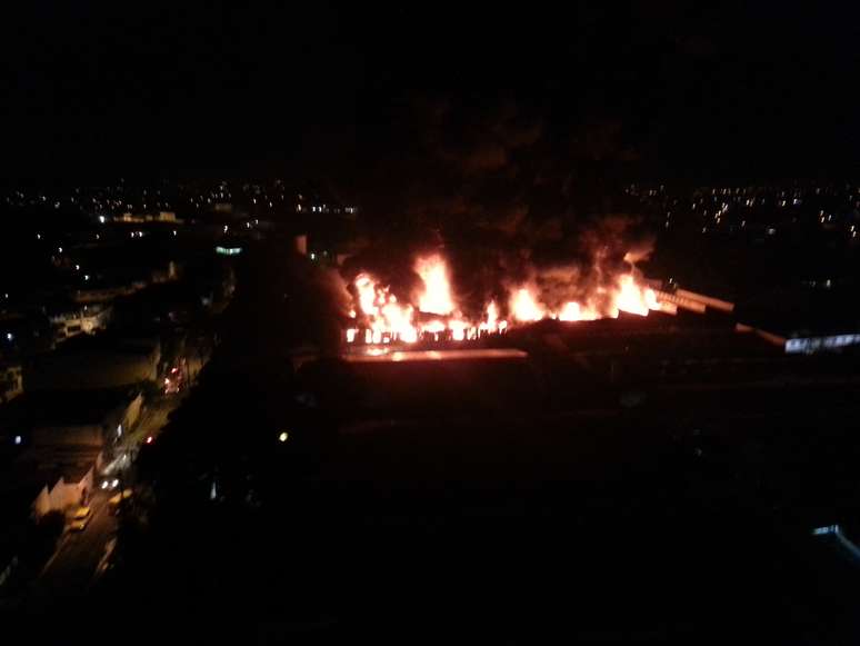 Inc&ecirc;ndio de grandes propor&ccedil;&otilde;es atingiu galp&atilde;o de f&aacute;brica em Tabo&atilde;o da Serra