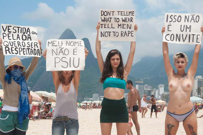 Ativistas do grupo Bastardxs protestam na praia de Ipanema