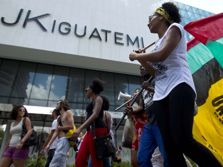 Manifestantes protestam em frente ao shopping JK Iguatemi