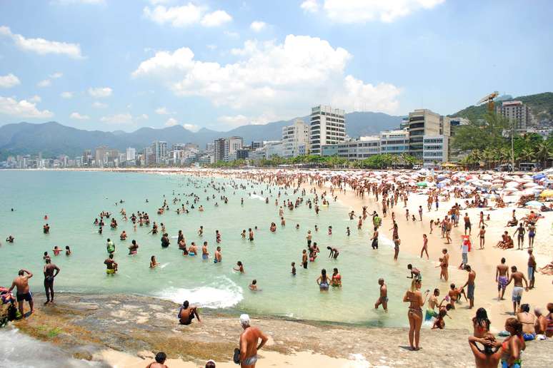 <p>Movimentação de banhistas e turistas na praia de Ipanema, zona sul do Rio de Janeiro. Cidade é apenas a 90ª no ranking de turismo internacional</p>