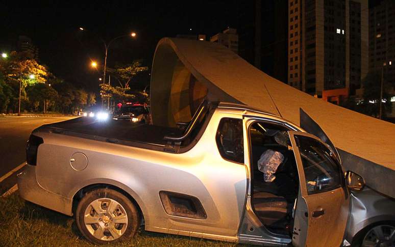 O veículo bateu no monumento localizado no canteiro central da avenida 23 de Maio