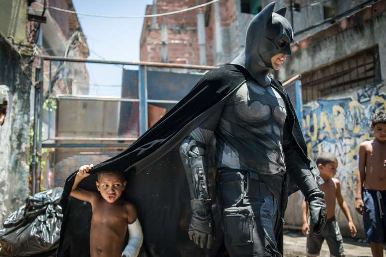 Fantasiado de Batman, Eron é fotografado na Favela do Metrô, no Rio de Janeiro, em 9 de janeiro