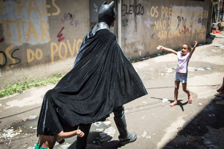 O "Batman" carioca é festejado quando circula pelas ruas do Rio de Janeiro