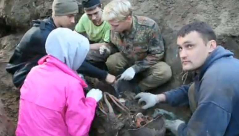 Volunt&aacute;rios desenterram corpos de combatentes desaparecidos em batalhas da 2&ordf; Guerra