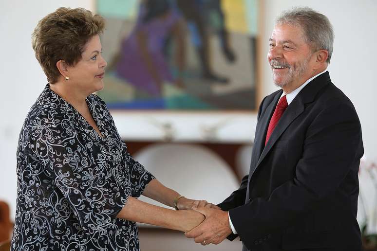 <p>Ex-presidente Lula acredita que Dilma levou crise da Petrobras ao governo</p>