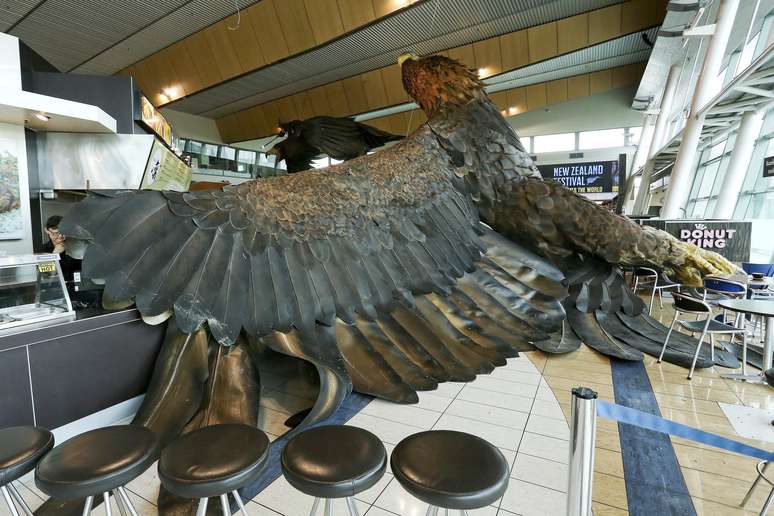 Águia gigante pendurada no teto do aeroporto de Wellington para promover a trilogia cinematográfica Hobbit desabou em consequência do tremor