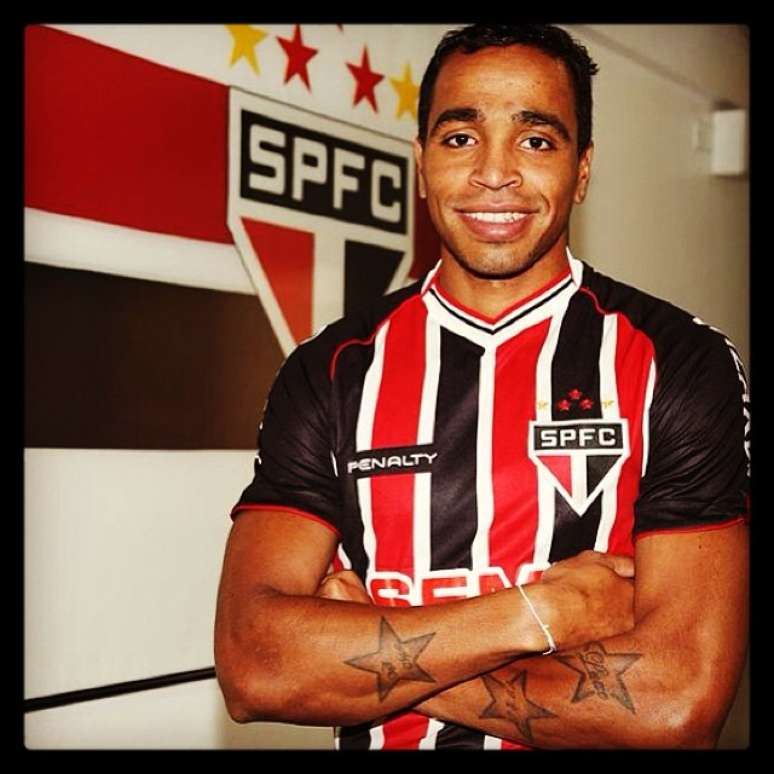 Lateral usou uniforme n&uacute;mero 2 para an&uacute;ncio oficial