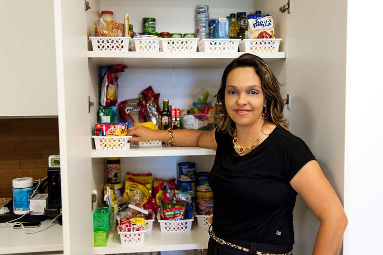 A personal organizer Samantha Stofel afirma que o primeiro passo para organizar a despensa é separar e classificar os alimentos