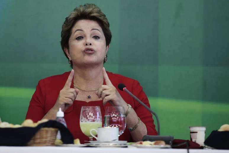 Presidente Dilma Rousseff fala com jornalistas durante café da manhã com jornalistas em Brasília, 18 de dezembro de 2013. Dilma disse nesta segunda-feira que seu governo tem feito um "grande esforço" para que a inflação convirja para o centro da meta estabelecida pelo governo, que é de 4,5 por cento ao ano. 18/12/2013