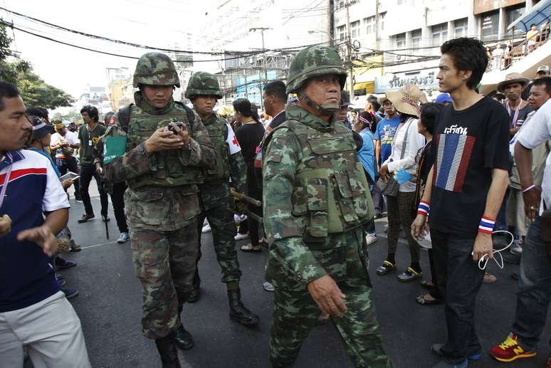 Pelo menos 28 pessoas, incluindo uma jornalista, ficaram feridas neste domingo em Bangcoc