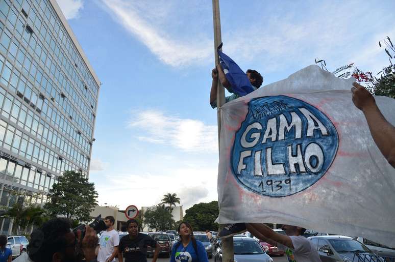 <p>Estudantes da Univerisade Gama Filho hasteiam bandeira da institui&ccedil;&atilde;o em frente ao Minist&eacute;rio da Educa&ccedil;&atilde;o (MEC), em Bras&iacute;lia</p>