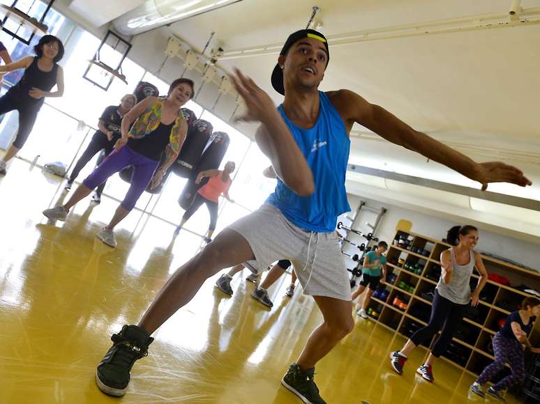 <p>Além de divertida, aula de dança ajuda a eliminar calorias e a definir os músculos</p>