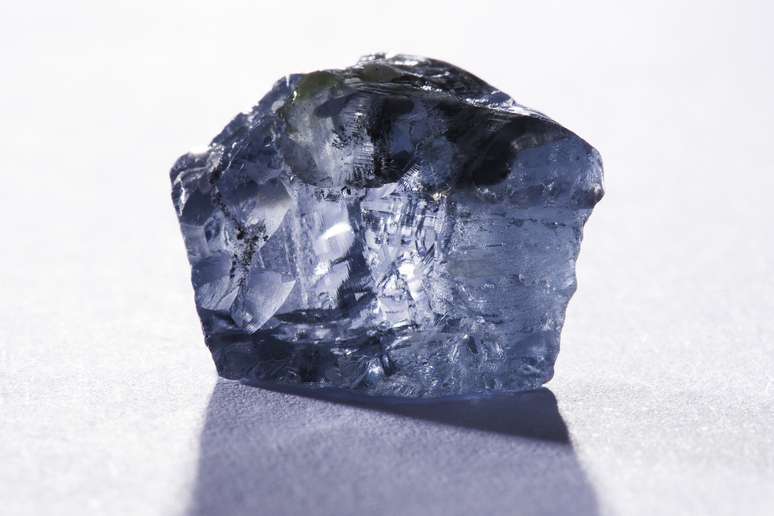 O diamante azul de 29,6 quilates encontrado pela empresa na mina da África do Sul