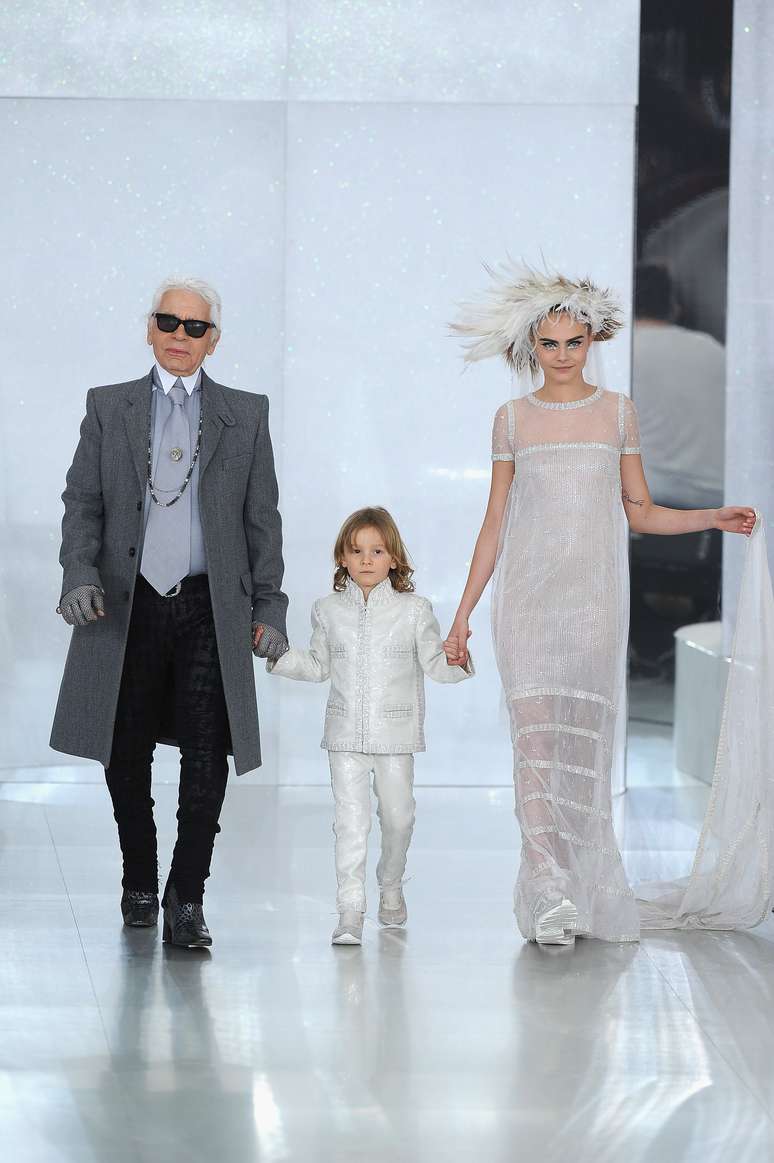 <p class="text">Nesta terça-feira (21), a Chanel foi quem abriu, em grande estilo, os desfiles da semana de alta-costura em Paris. Na passarela, Karl Lagerfeld - que entrou ao lado do neto e da modelo Clara Delevingne - mostrou peças estruturadas, com shape enxuto e volume elaborado, cinturas finas e muito marcadas, candy colors e tecidos de textura diferenciados, como espécie de penas e plumas, por exemplo. Brilho em bordados discretos e delicados constrastavam com um dourado forte</p>