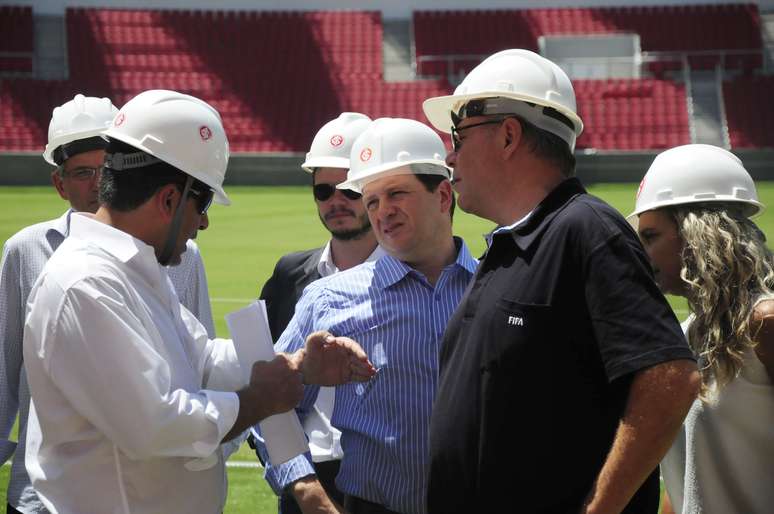 Comitiva da Fifa inspeciona Beira-Rio, estádio praticamente pronto para receber a Copa