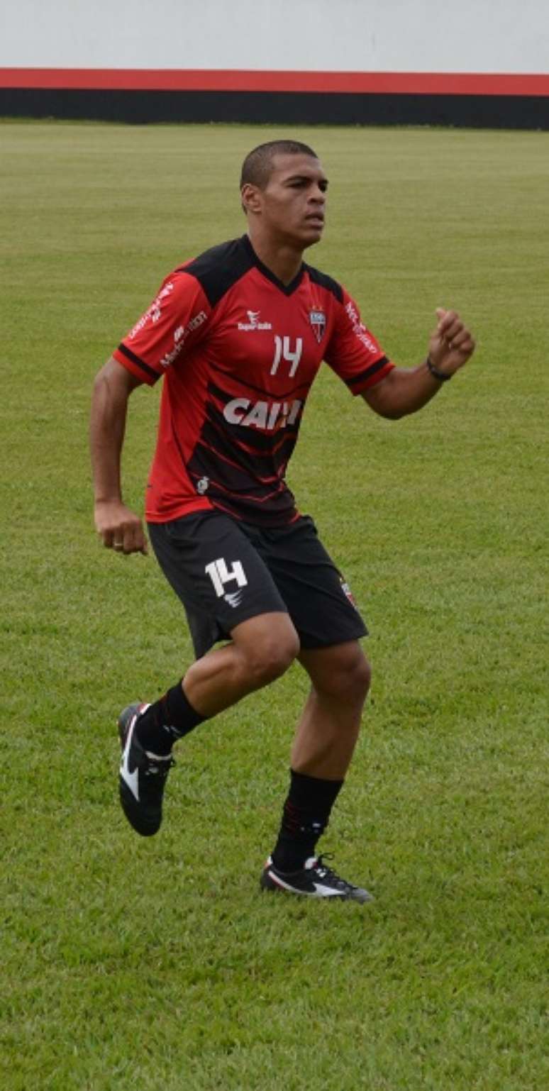 Mateus Caramelo fará sua estreia com a camisa do Atlético-GO