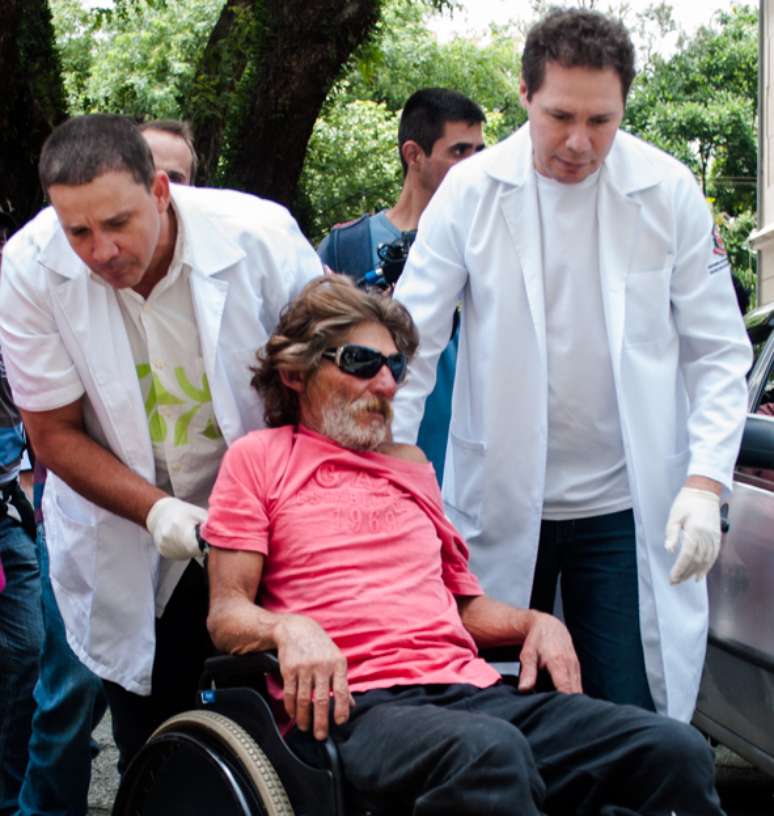 Em uma cadeira de rodas, de óculos escuros, dopado, o vendedor Reinaldo Mira, então com 61 anos, foi levado para internação contra o vício em crack em janeiro do ano passado