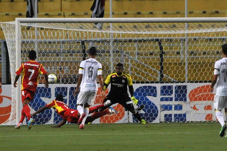 <p>Caion marcou "de peixinho" o gol contra o "peixe"</p>