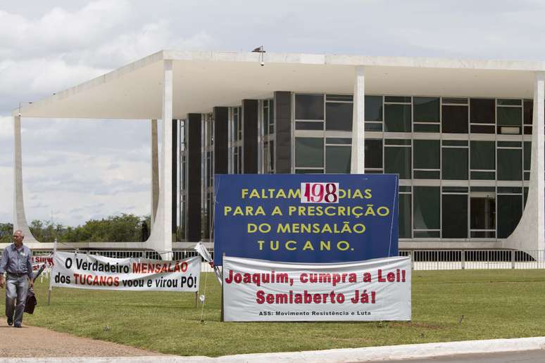 Placas de protesto são colocadas por militantes do PT em frente ao Supremo Tribunal Federal (STF), em Brasília, nesta terça-feira. Uma das placas indica o número de dias que faltam para prescrição do mensalão tucano