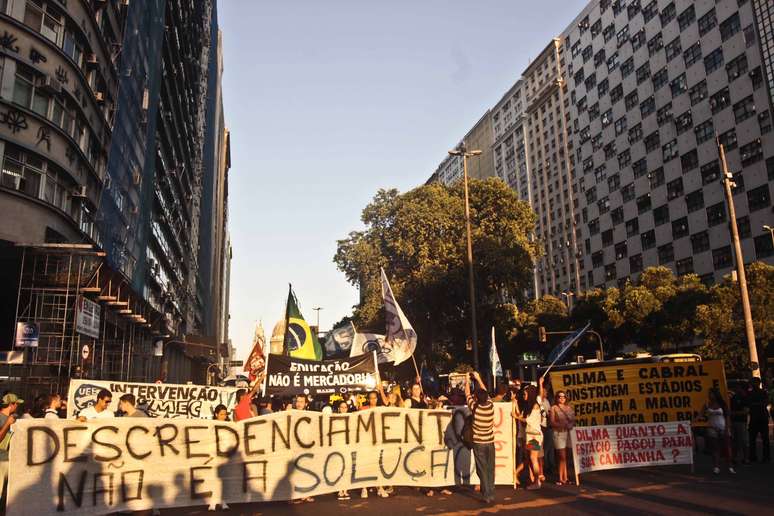 <p>Alunos da Universidade Gama Filho (UGF) realizam protesto contra o descredenciamento da institui&ccedil;&atilde;o pelo Minist&eacute;rio da Educa&ccedil;&atilde;o (MEC), na Avenida Presidente Vargas, no Rio de Janeiro (RJ)</p>