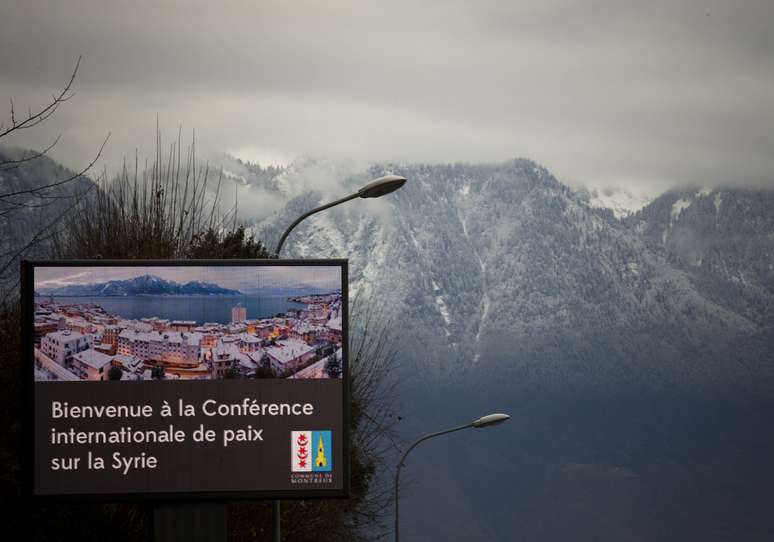 Cartaz de boas-vindas aos participantes da conferência de paz da Síria em Genebra, na Suíça