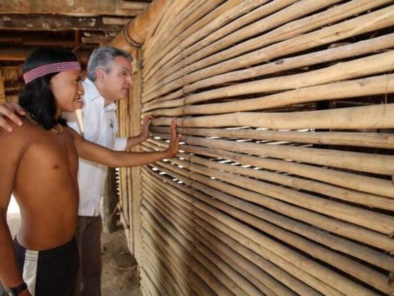 Ministro Alexandre Padilha visitou índios da tribo Zoé, que vivem isolados em cidade do interior paraense