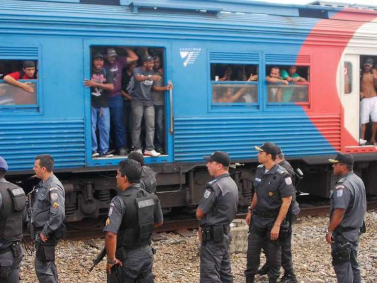 <p>Passageiros aguardaram em trem lotado após pane em 29 de agosto</p>