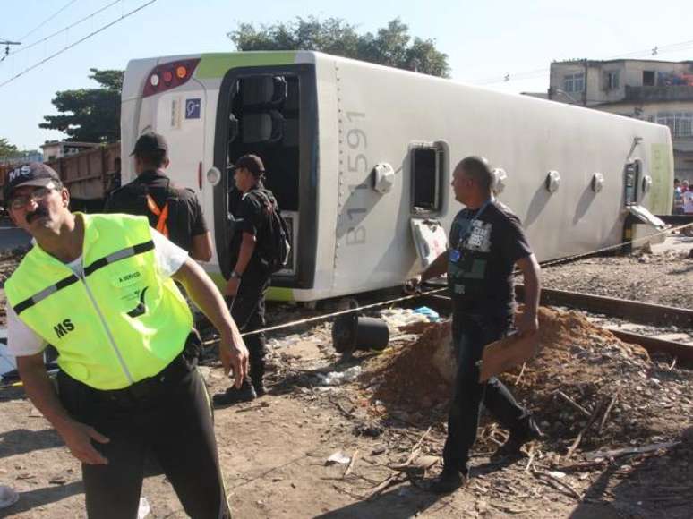 <p>Ônibus colidiu com trem em manutenção em 5 de julho</p>