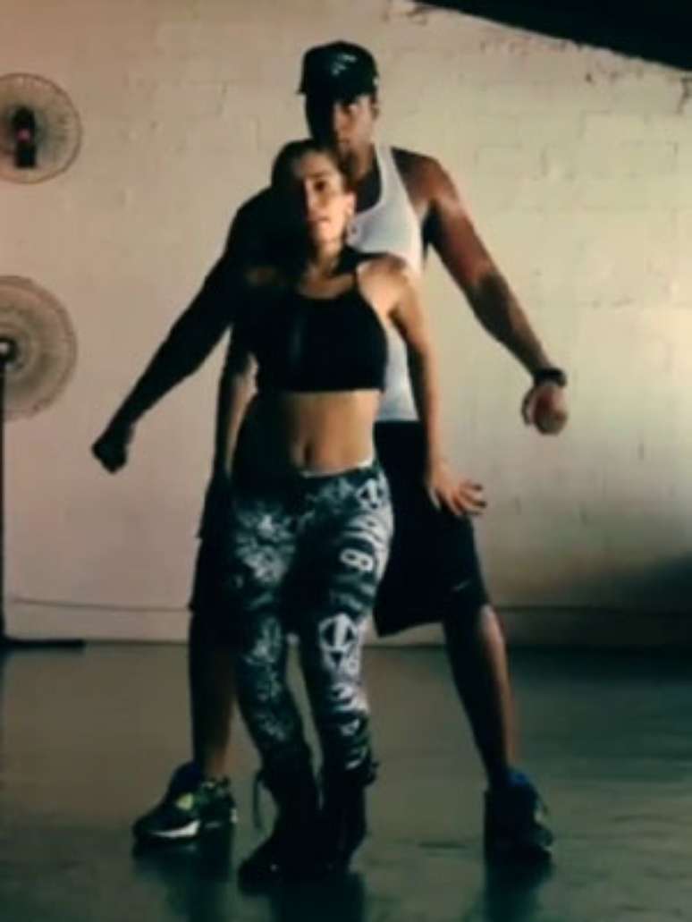 <p>Anitta rebola com dançarino em ensaio, nesta quarta</p>