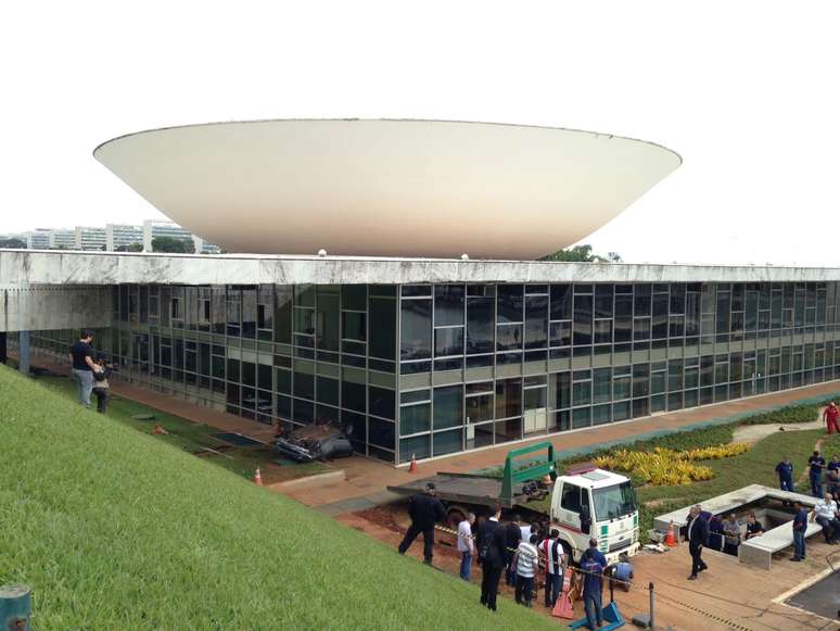 Guincho trabalha no local para retirar o carro capotado