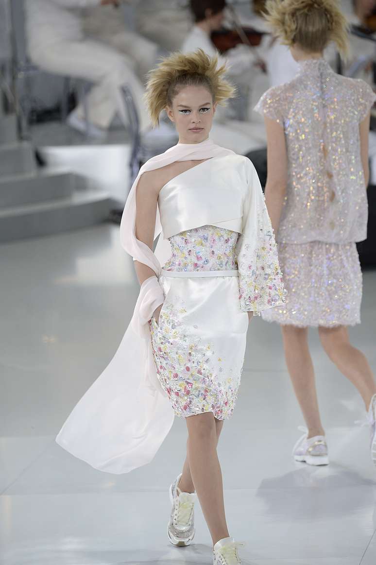 <p>Karl Lagerfeld propôs tênis com roupas de luxo, mesmo com echarpes e brilho</p>