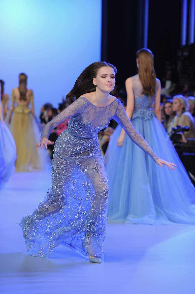 <p>Uma das modelos do desfile de Elie Saab se atrapalhou com o vestido e  caiu em plena passarela</p>