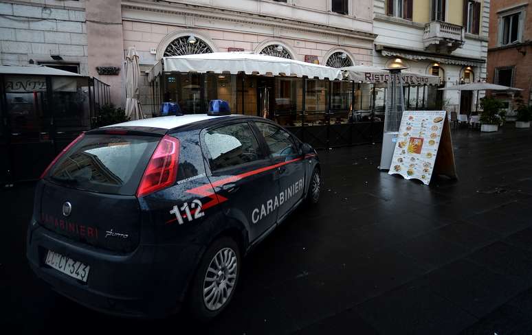Viatura policial em frente a uma pizzaria no centro histórico de Roma