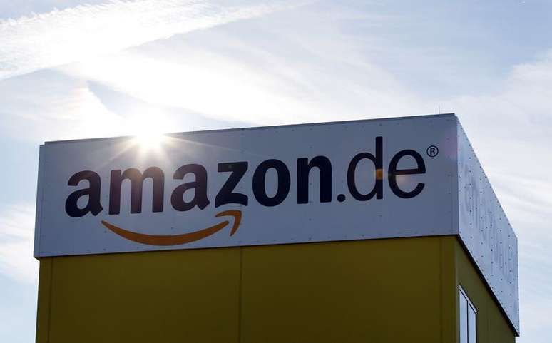<p>O sol é refletido no centro logístico da Amazon em Graben, na Alemanha</p>