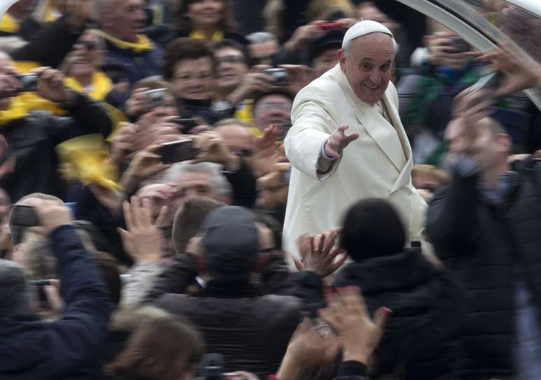 Papa Francisco entre fiéis na Praça São Pedro